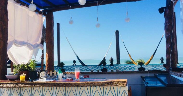 Rooftop Isla Holbox: infinity pool, verse cocktails en ocean views bij ALMA Bar