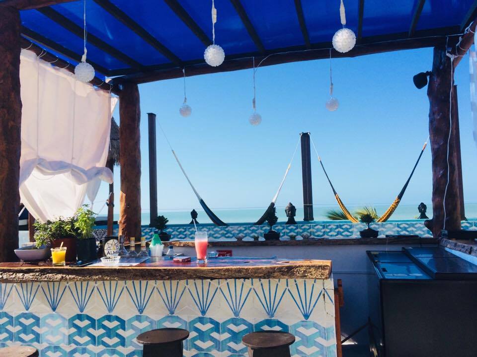 Rooftop Isla Holbox: infinity pool, verse cocktails en ocean views bij ALMA Bar