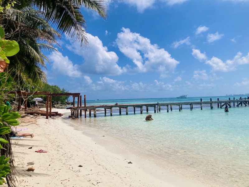 Tour Isla Mujeres: Catamaran zeiltocht, snorkelen & paradijselijke stranden (incl. open bar)